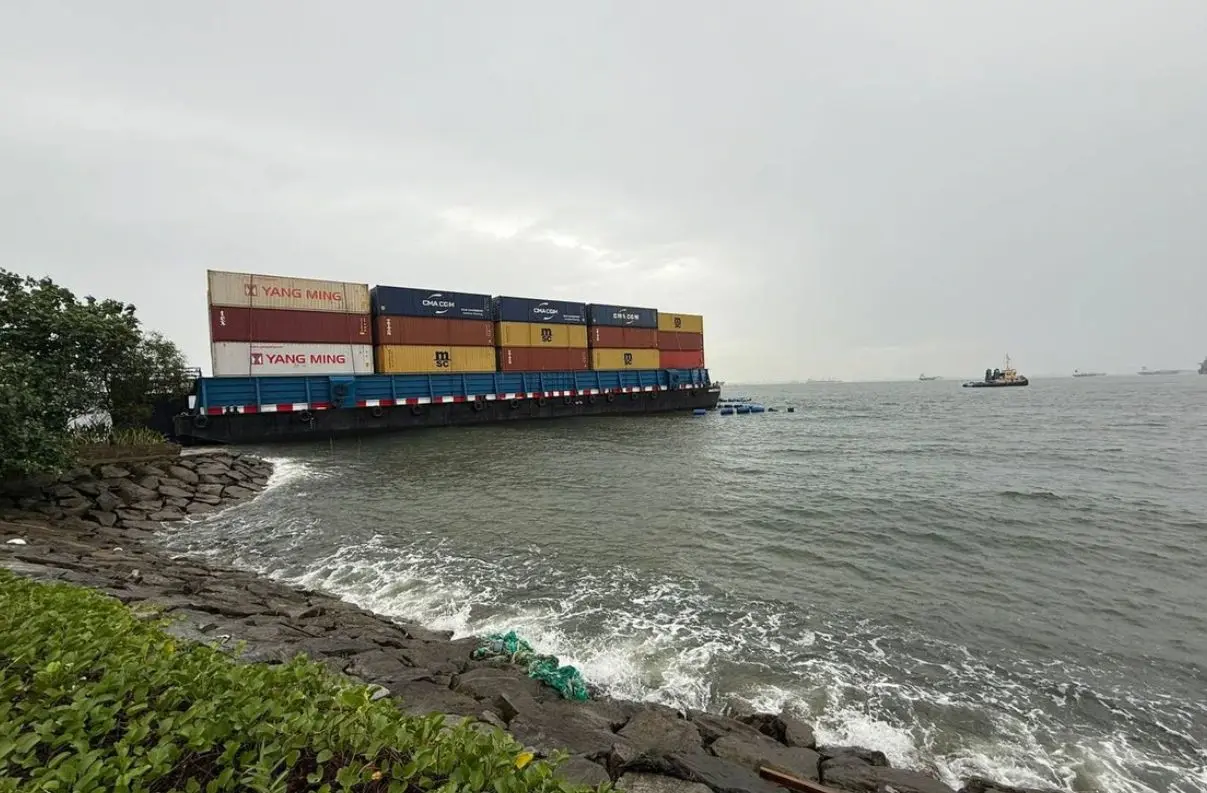 Barge grounded off Tanjong Beach in Sentosa towed away safely: MPA