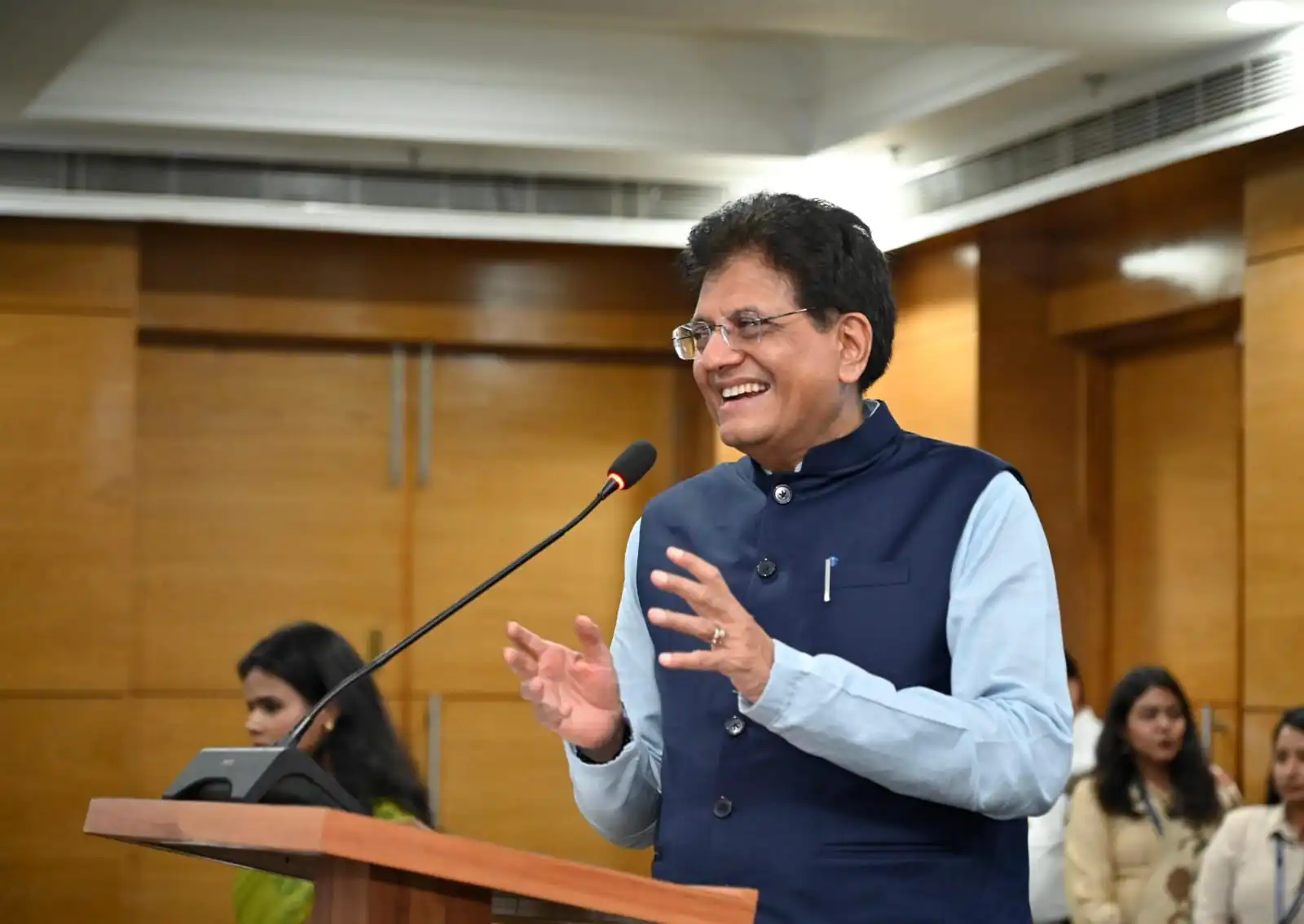 India's LEAPS 2025 Awards Celebrate Logistics Excellence as Goyal Unveils LEADS Report